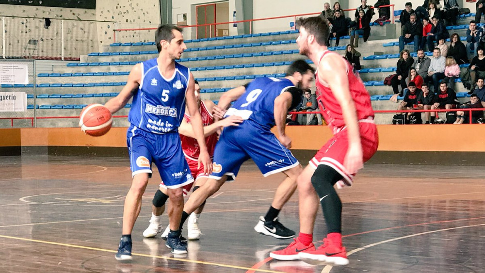 Pitu Jiménez dirige el ataque en un momento del partido (Fotos: Bàsquet Menorca)