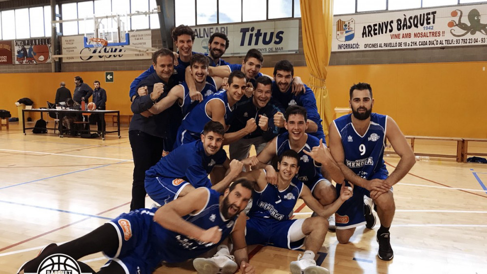 Celebración de los jugadores en la pista (Fotos: Bàsquet Menorca)