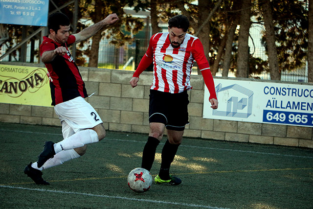 Rubén Carreras trata de superar la entrada de Iván (Fotos: deportesmenorca.com)