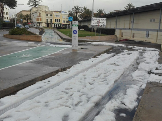 (Fotos) El granizo tiñe de blanco Maó