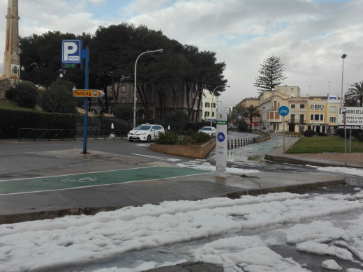 (Fotos) El granizo tiñe de blanco Maó