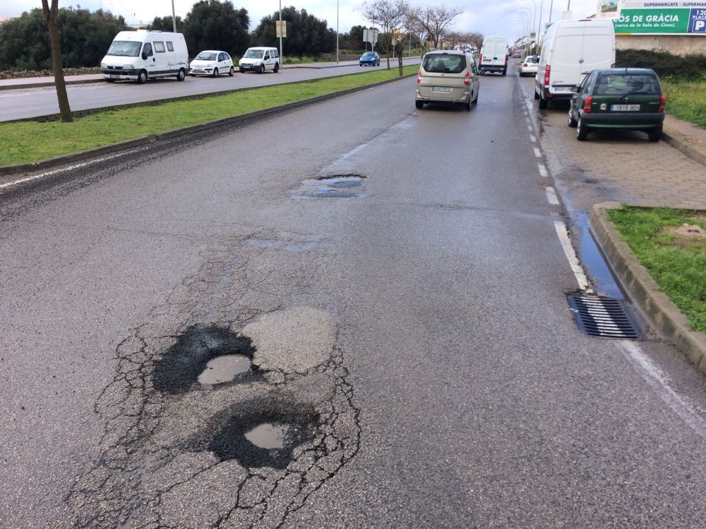 Imagen de uno de los baches en la calzada (Fotos: Tolo Mercadal)