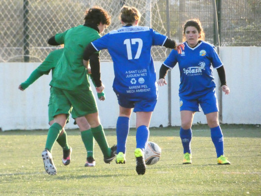 (Galería de fotos) Pasión por el fútbol femenino en Sant Lluís