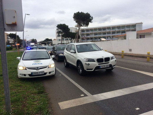 Un autobús escolar queda inmovilizado frente al colegio La Salle de Maó