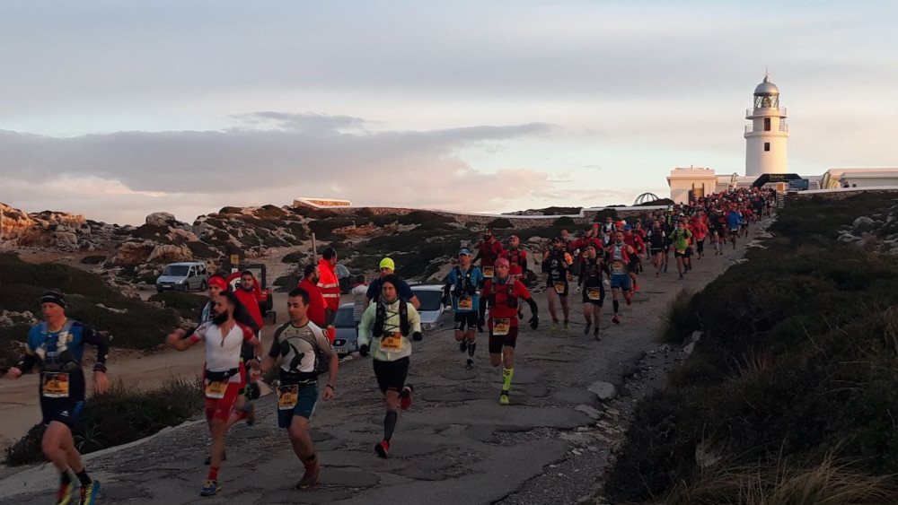 Salida de los corredores desde el Far de Cavalleria.