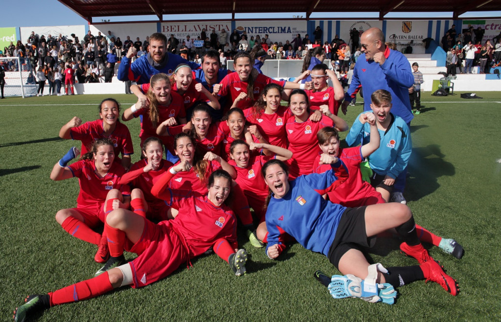 Paula Sintes, a la izquierda en tercera fila, celebrando la clasificación (Foto: ffib.es)