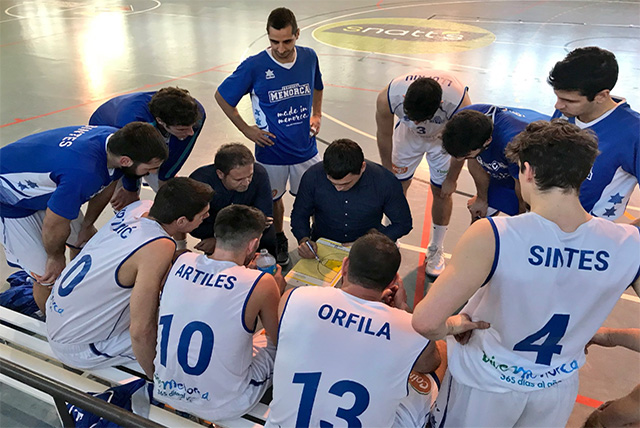 Tiempo muerto del Bàsquet Menorca en Sant Adrià.