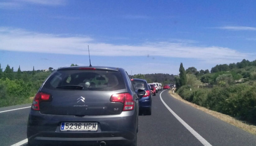 Cola de coches en la carretera general (Foto: Tolo Mercadal)