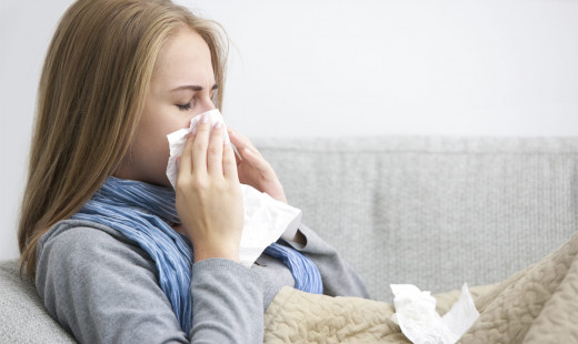 Una mujer con síntoma de la gripe.