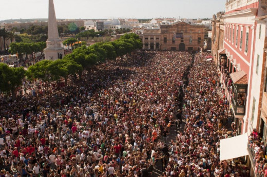 Imagen de la plaça des Born durante las fiestas (Foto: Tolo Mercadal)