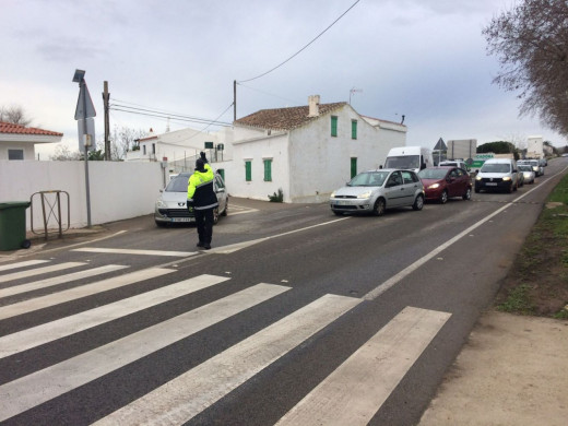 Un autobús escolar queda inmovilizado frente al colegio La Salle de Maó