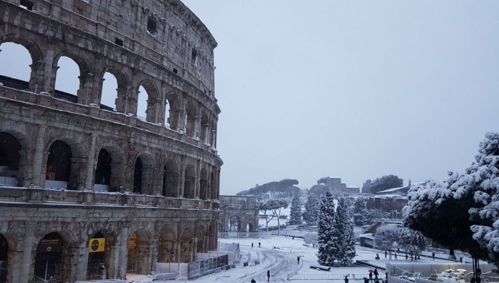 La ciudad ha amanecido tapada de blanco.