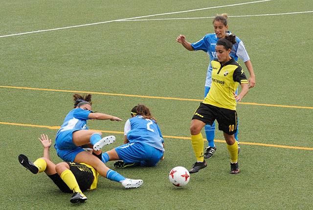 Clara trata de recuperar el balón ante una jugadora del Son Sardina.