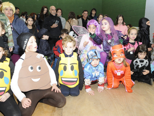 (Fotos) Ni el mal tiempo puede con el carnaval infantil