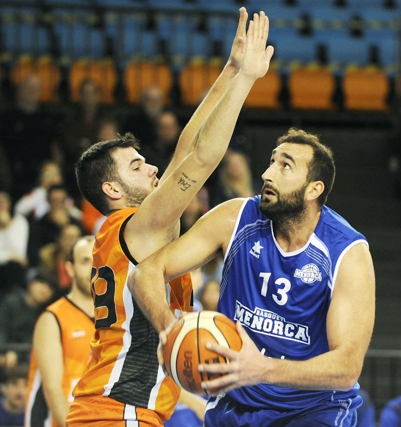 Jan Orfila trata de anotar en el duelo ante el Mataró (Foto: Tolo Mercadal)