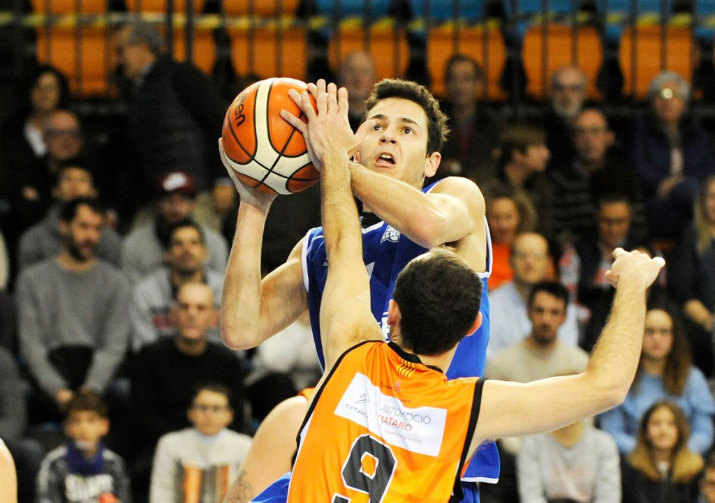 Quim Salvans trata de anotar ante el Mataró (Foto: Tolo Mercadal)