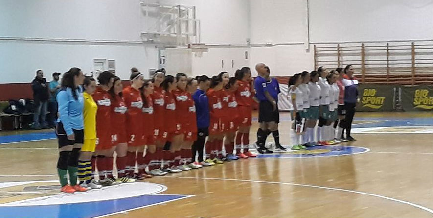 Los dos equipos, durante la presentación del partido.