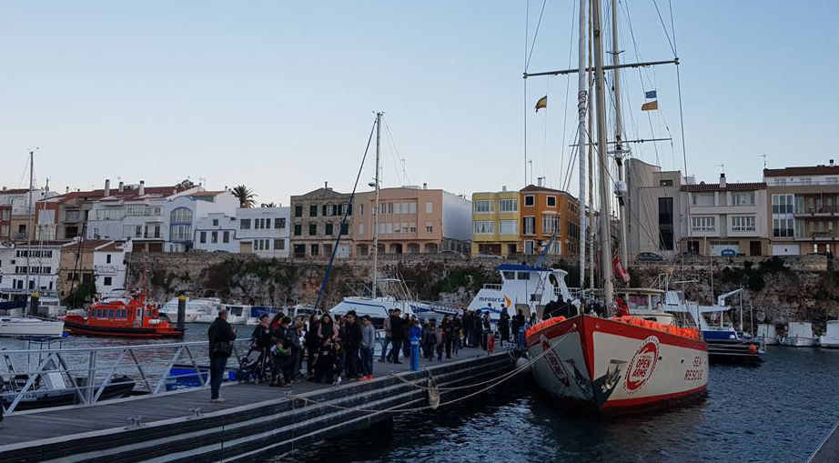 Visitantes junto al velero en el puerto de Ciutadella (Fotos: Ajuntament de Ciutadella)