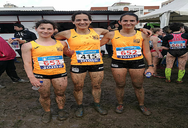 Marina Bagur, a la derecha, tras la carrera.