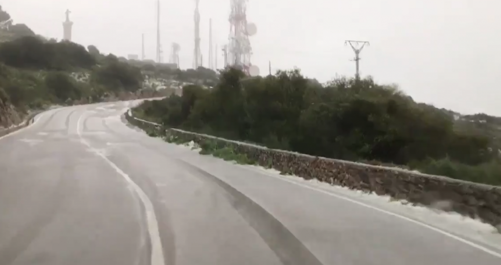 Imagen de la carretera nevada a primera hora de la mañana (Foto: Meteo Menorca)