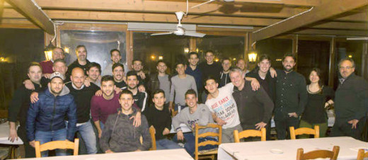 Imagen de la reunión de jugadores, cuerpo técnico y colaboradores (Foto: deportesmenorca.com)