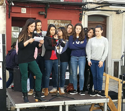 Las jugadoras, leyendo el manifiesto (Foto: Ajuntament de Maó)