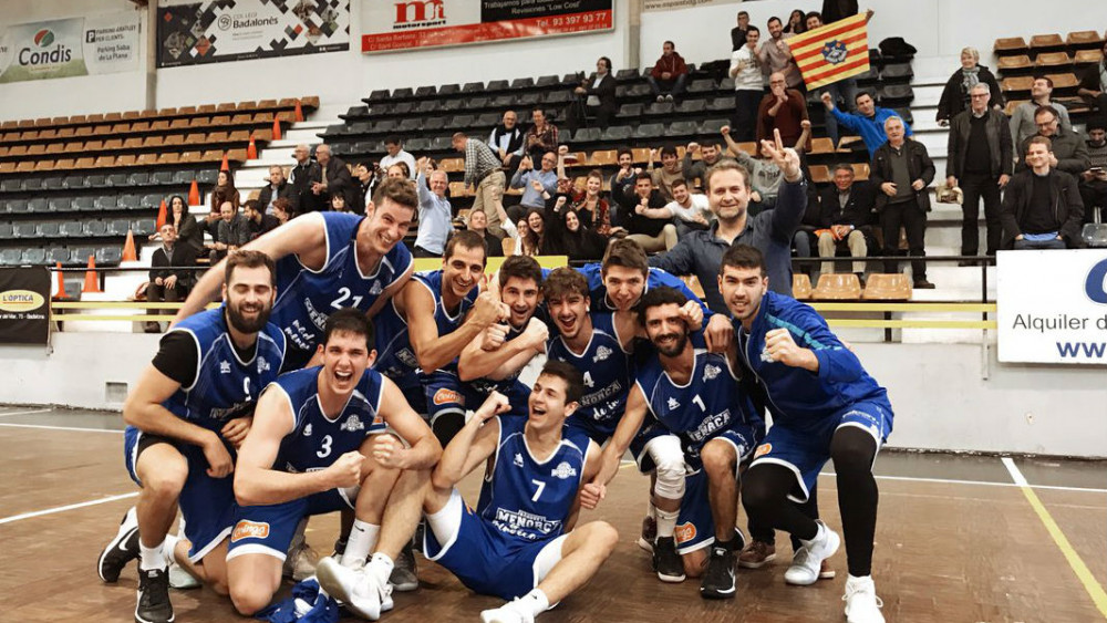 Celebración del equipo en la pista de Badalona (Fotos: Bàsquet Menorca)