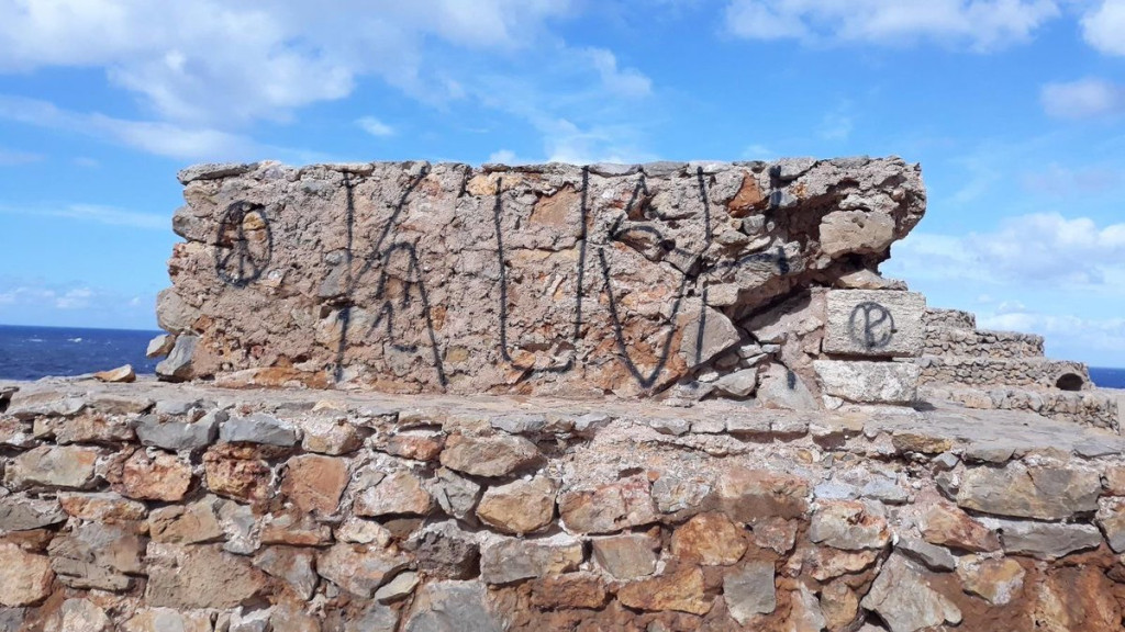 Pintada en una batería militar de Punta Nati.