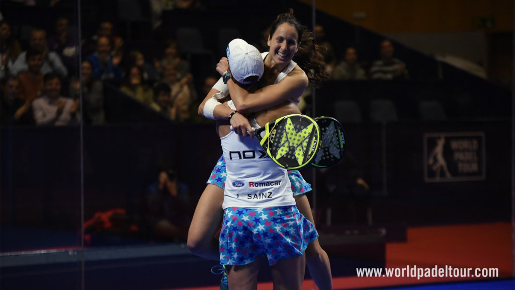 Abrazo tras el triunfo final (Foto: World Padel Tour)