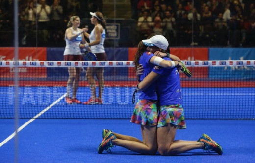 Gemma Triay y Lucía Sainz se abrazan tras un triunfo.