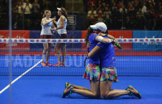 Gemma Triay y Lucía Sainz, abrazadas tras la victoria (Foto: World Padel Tour)