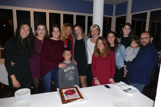 Las jugadoras y parte del cuerpo técnico, junto a la tarta (Foto: CVC)