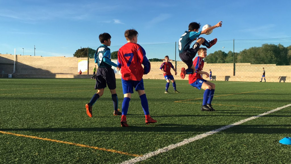 Acción del partido entre el Yokohama y el JFV.