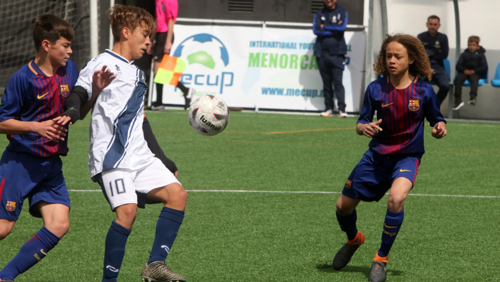 Acción del partido de cuartos entre el Atalaya y el Barça (Fotos: deportesmenorca.com)