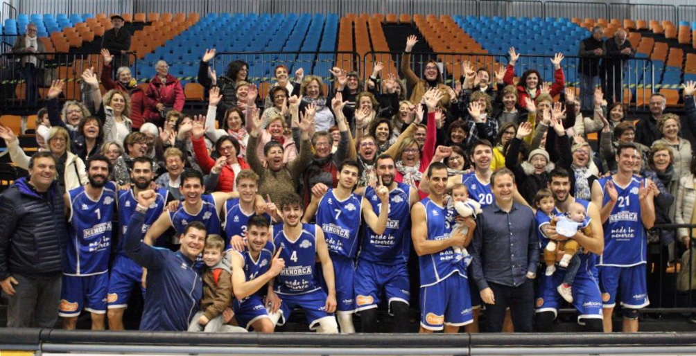 Jugadores del Bàsquet Menorca y exjugadoras, tras el partido (Foto: Nueve estudio fotográfico - deportesmenorca.com)