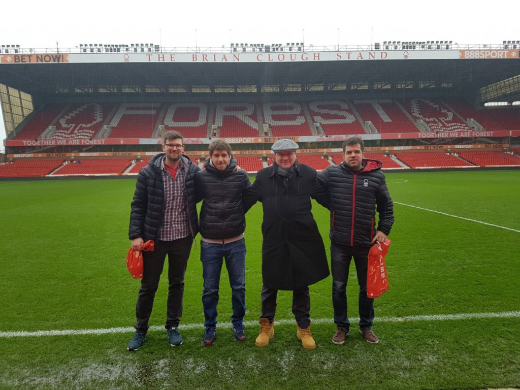 Los cuatro aficionados, en el campo del Nottingham Forest días atrás.