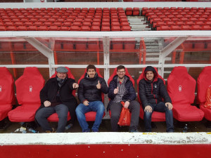 Los hinchas, sentados en el banquillo.