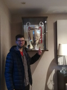 Toni Mora, junto a la réplica de la Copa de Europa.