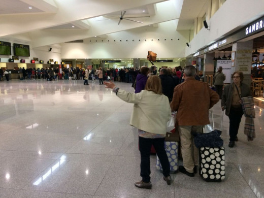 (Fotos) Un avión con destino a Maó regresa a Barcelona a causa del fuerte viento