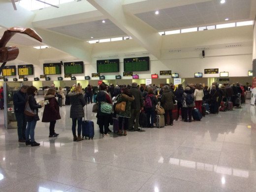 (Fotos) Un avión con destino a Maó regresa a Barcelona a causa del fuerte viento