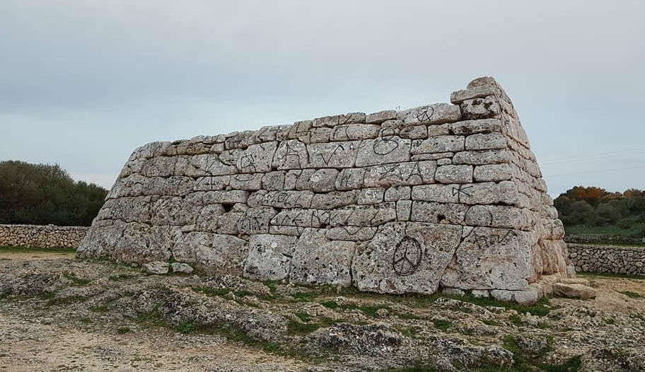 Imagen de archivo de la Naveta des Tudons, con las pintadas.