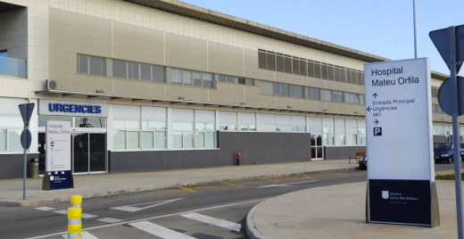 Puerta de urgencias del hospital Mateu Orfila