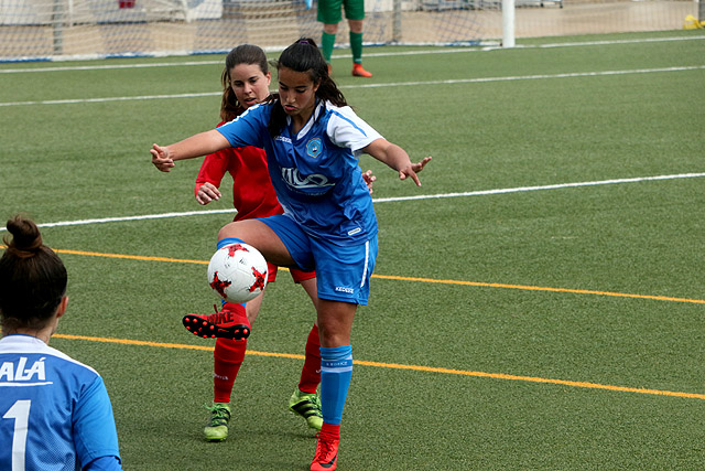 Paula Sintes, en la imagen protegiendo un balón, ha sido convocada por la balear sub 16.