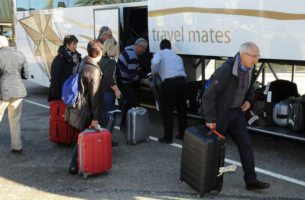 Turistas a su llegada a Menorca.