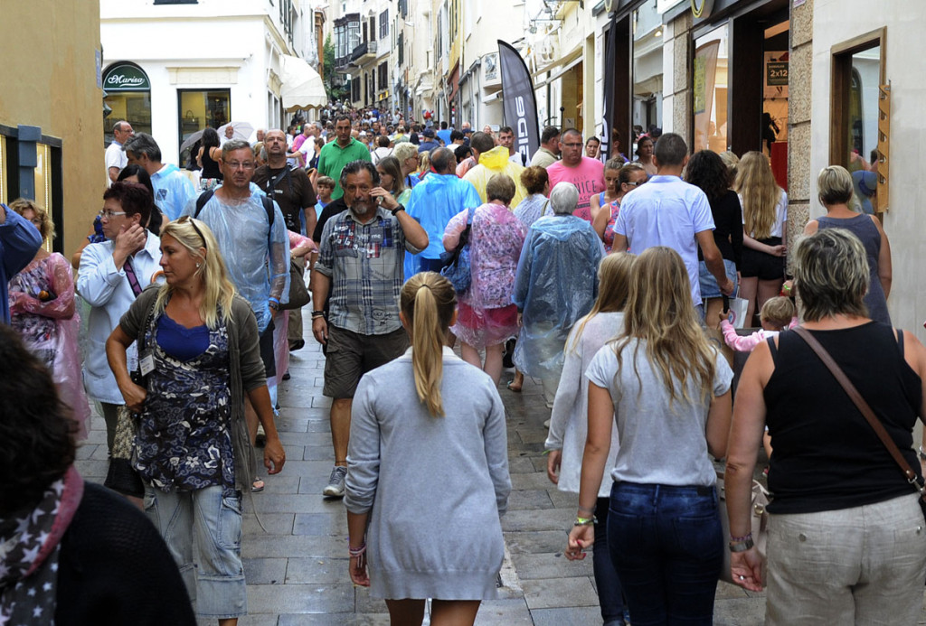 Turistas y residentes en el centro de Maó.