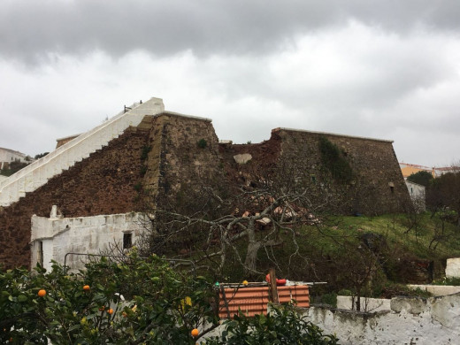 (Fotos) Cae el muro norte del aljibe de Es Mercadal