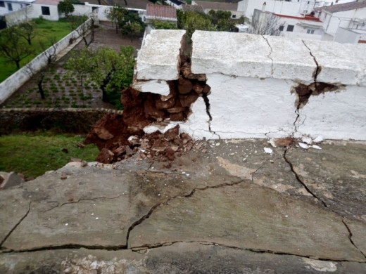 (Fotos) Cae el muro norte del aljibe de Es Mercadal