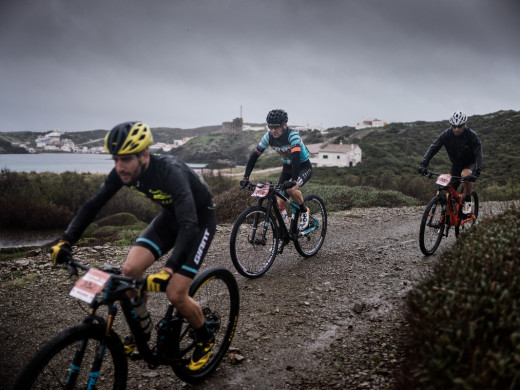 Ni la lluvia puede con los líderes en la etapa final de la Epic Trail Camí de Cavalls 360º