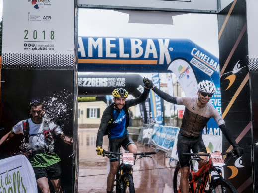 Ni la lluvia puede con los líderes en la etapa final de la Epic Trail Camí de Cavalls 360º