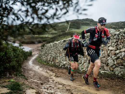 Ni la lluvia puede con los líderes en la etapa final de la Epic Trail Camí de Cavalls 360º